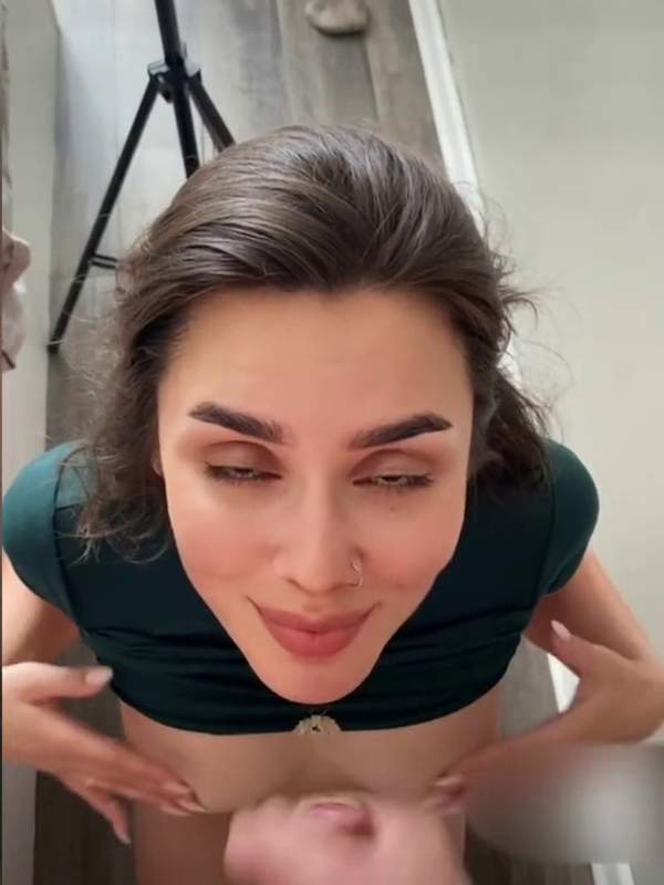 Schülerin gibt Blowjob und bekommt Cumshot ins Gesicht