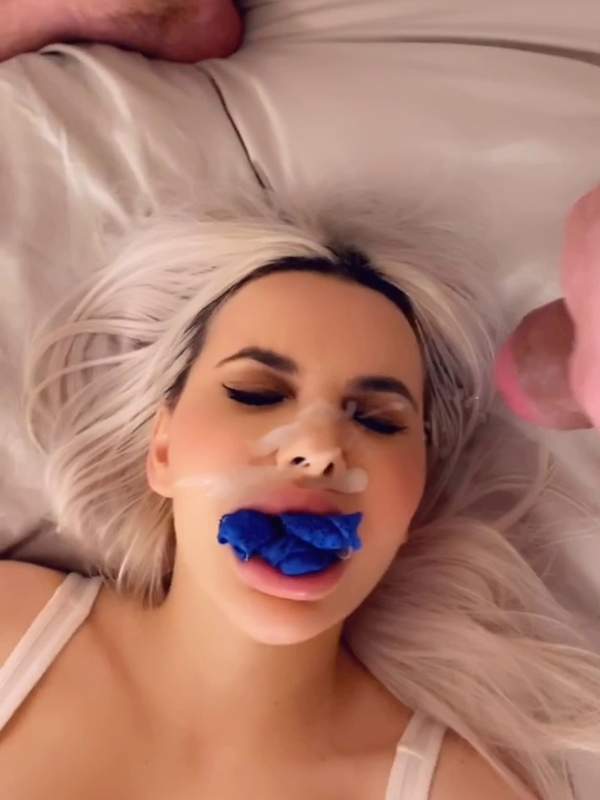 Sie wird mit blauem Mundstück gefickt