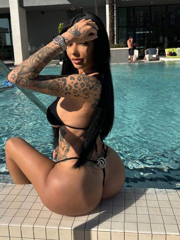 Brünette Celina Powell zeigt Tätowierung und Solo-Fotos