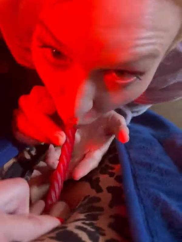 Maitland Ward zeigt sich als nackte Mutter mit tiefem Schluck und durchsickerndem Orgasmus.