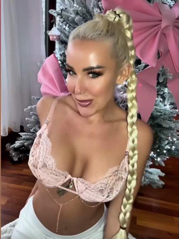 Blonde Frau mit Pferdeschwänzen neckt sich selbst