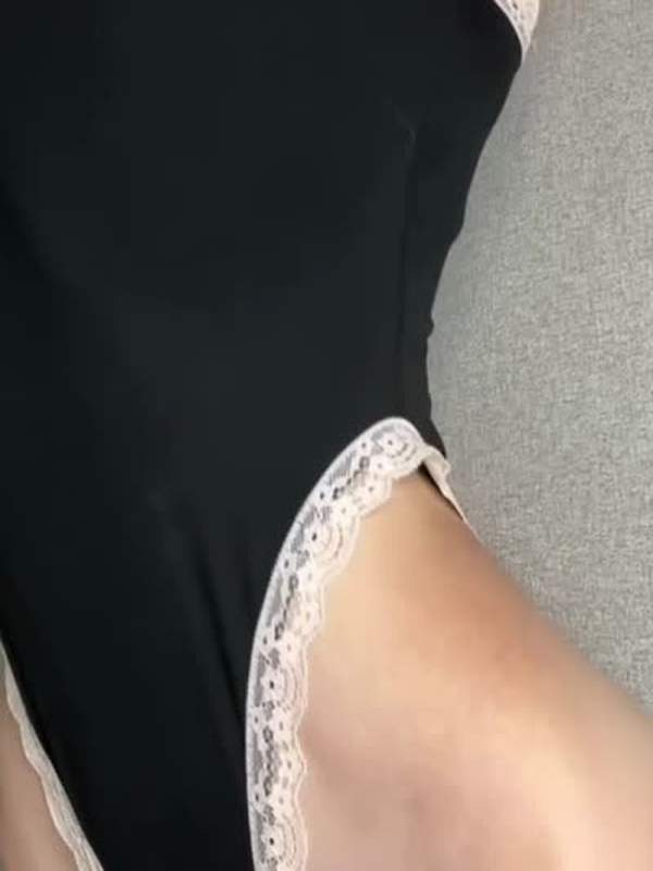 Blonde Frau zeigt nackte Brüste und rasierten Körper