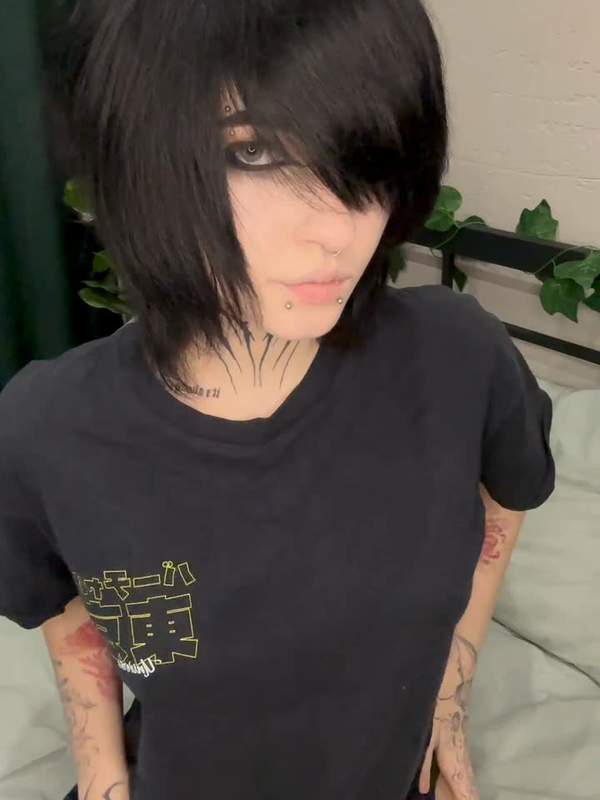 Brünette mit Tattoo lutscht Dildo und kommt auf OnlyFans