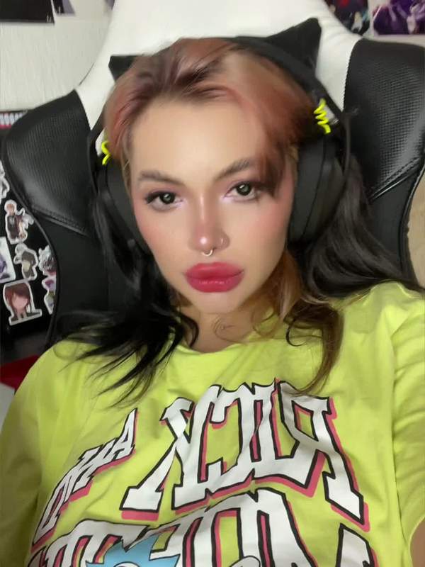 Mishelly rasiert sich die Muschi solo
