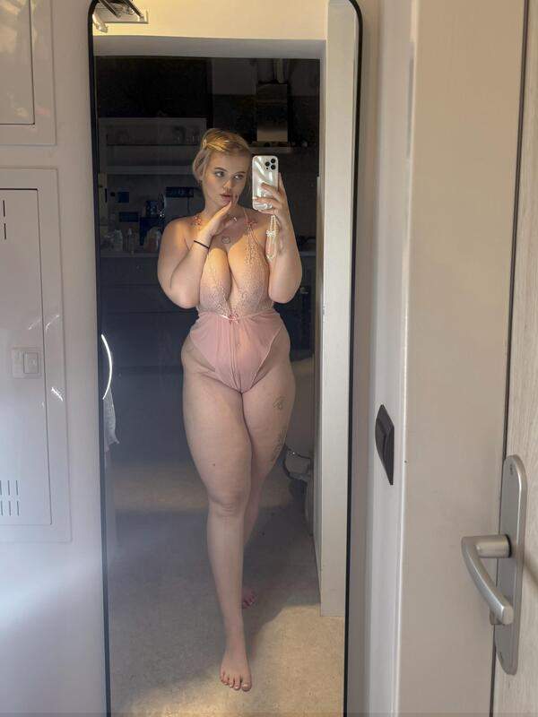Schönes blondes Mädchen zeigt ihre sexy Figur