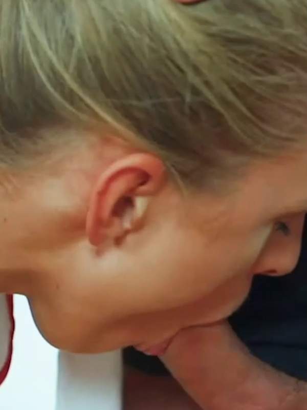 Brünette reitet auf dem Schwanz und bekommt einen Orgasmus