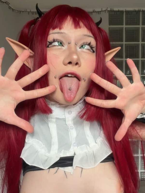 Niedliche Frau mit roten Ohren und Titten zeigt sich