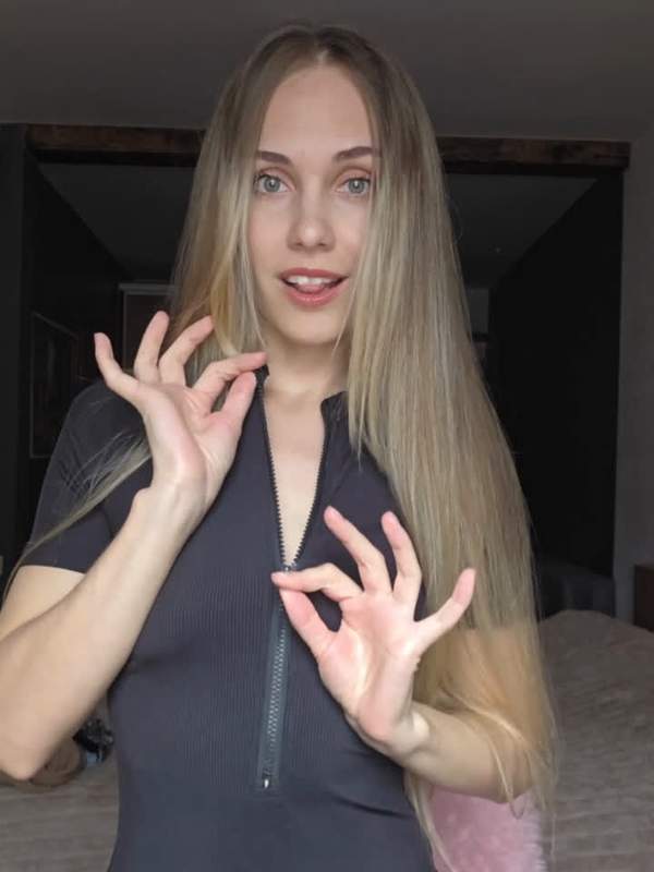 Blonde Mutter zeigt ihre kleinen Titten und geniesst den Geschmack