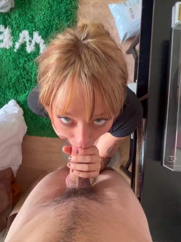 Blonde Amateur lutscht tief und will im Doggystyle gefickt werden.