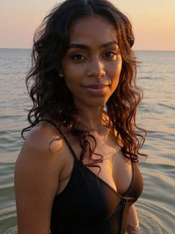 Brünette im Badeanzug teilt Nacktfotos am Meer