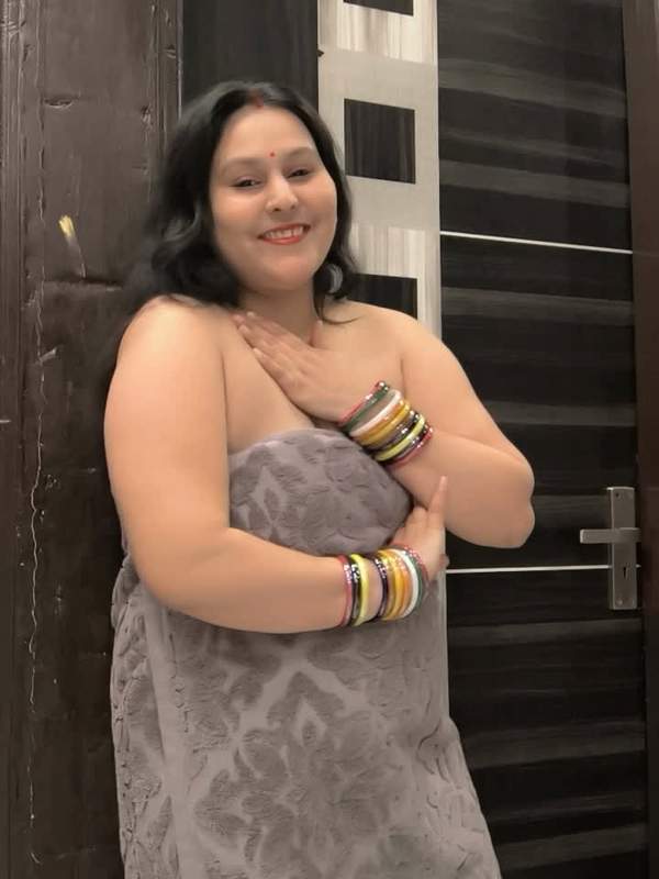 Mollige indische Frau neckt sich hängend