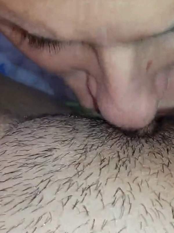 Amateur lesbische Teenies lecken getrimmte Lippen und Muschi