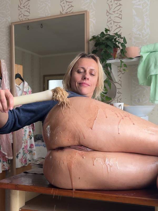 Blonde Mutter spielt mit Lauch