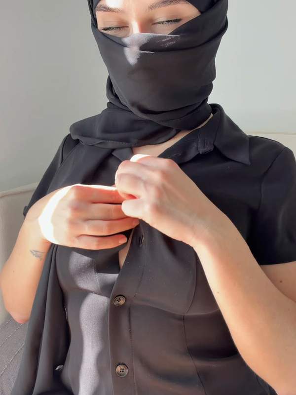 Muslima im Hijab zeigt Solo-Szene