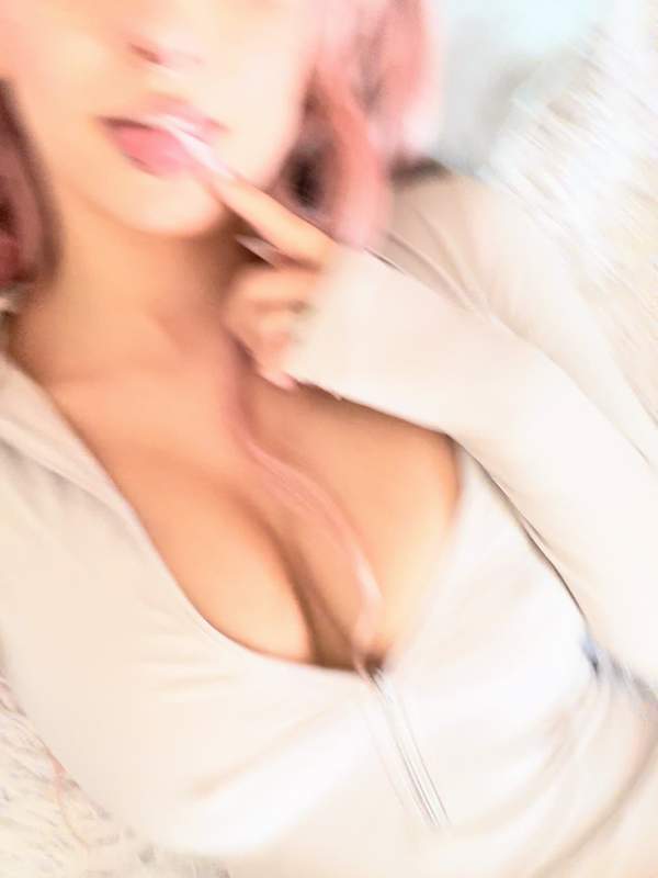 Blondes Mädchen mit großen natürlichen Titten und Nasenpiercing zeigt sich nackt