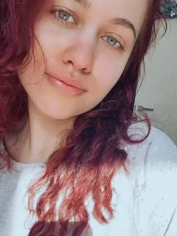 Rote Locken und Amateur-Selbstaufnahme