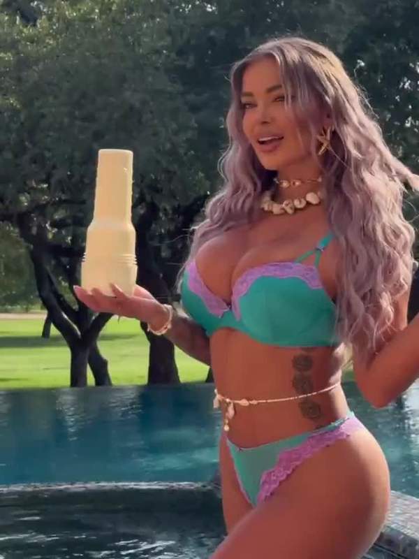 Hayley Davies reitet Solo mit bunter Haarpracht und Tätowierung