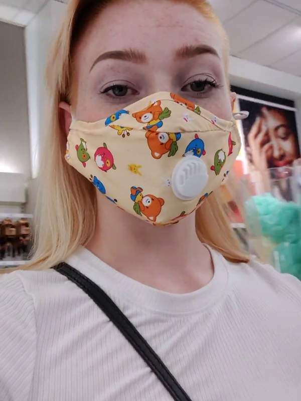 Frau mit Gesichtsmaske zeigt Muschi im Supermarkt