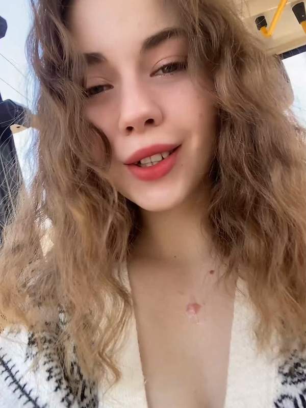 Absolut verführerisch und elegant - ein geiles Solo mit kleinen Titten