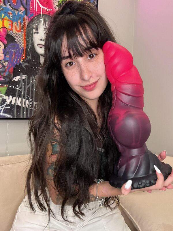 Martina Oliveira zeigt Dildo und Fotos
