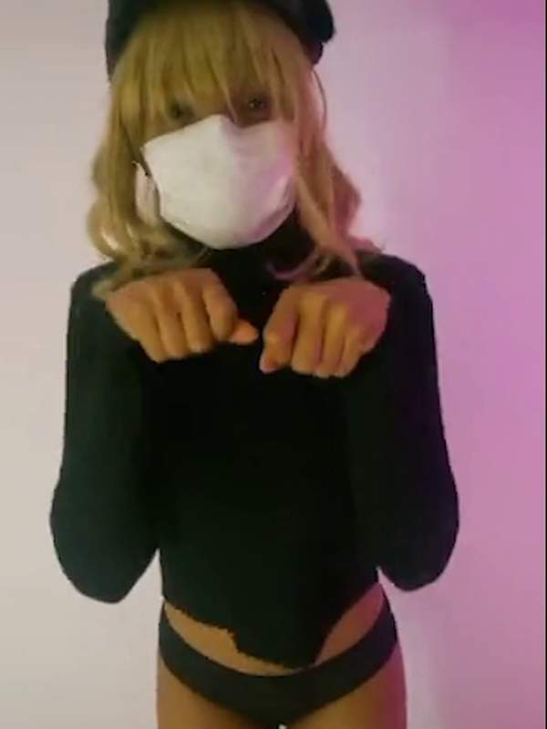 Asiatische Amateurin in Maske und Unterwäsche
