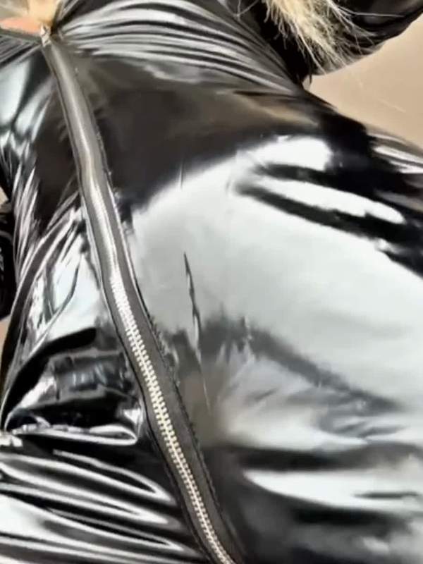 Sie zeigt in Latex-Outfit ihren großen Arsch