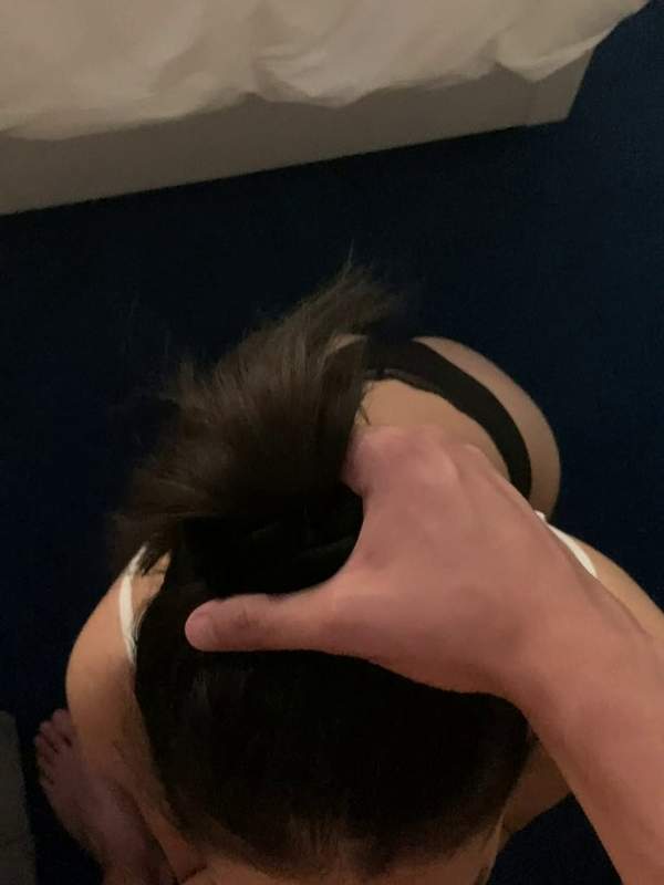 Amateur-Damen lutschen tief in Hotelzimmer
