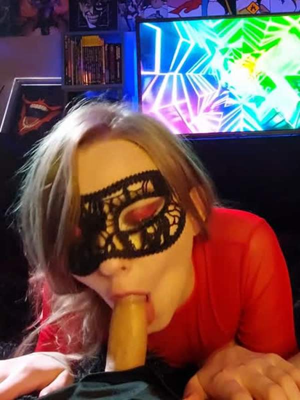 Blonde Frau in roter Unterwäsche und Maske fickt ihn