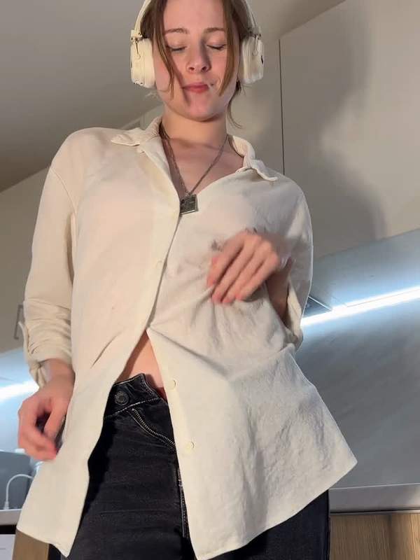 Niedliche Blondine mit kleinen Titten wird von Amateur nur gefickt