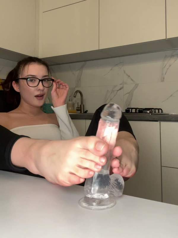 Brünette mit Brille macht Fußjob mit Dildo