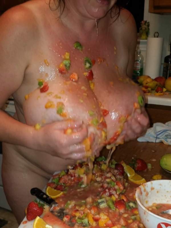 Mutter spielt mit Obst und bedeckt riesige Titten mit Saft