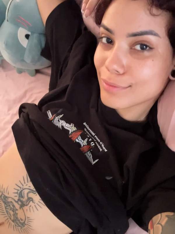Lateinische Amateurin mit Tattoos zeigt sich nackt und neckt sich selbst