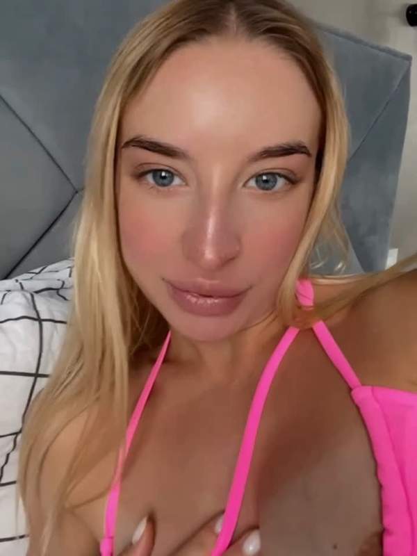 Blonde Frau zeigt rasierte Muschi im Nahaufnahme-Solo
