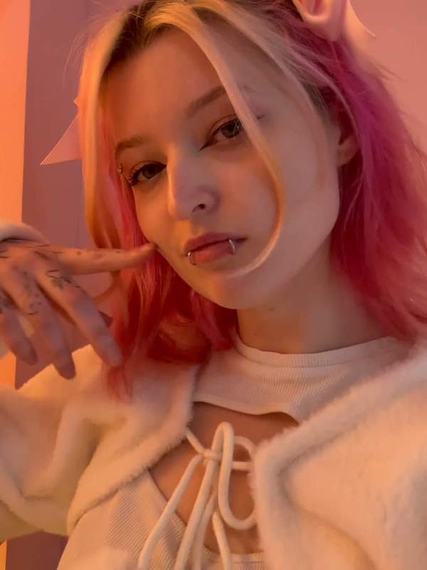 Blonde Amateurin zeigt Solo-Szene mit Speichel und Oral