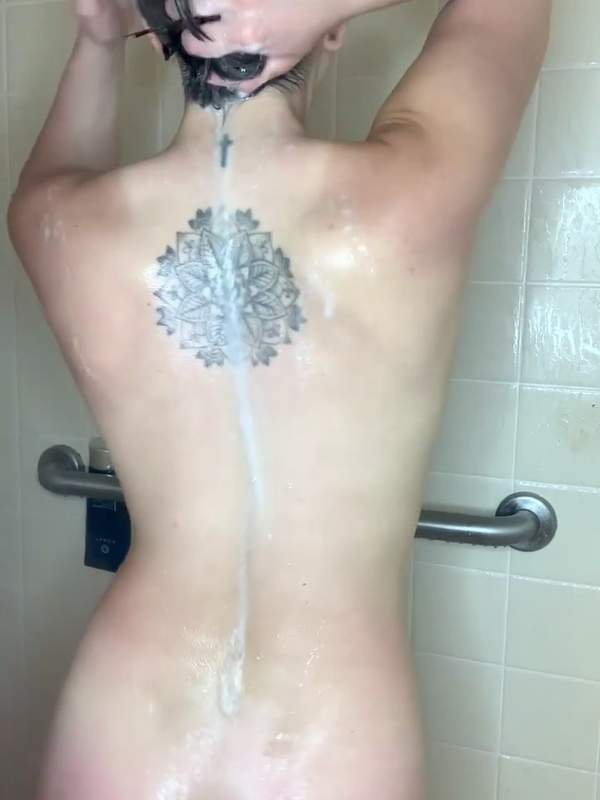 Tattooed babe tanzt nackt unter der Dusche