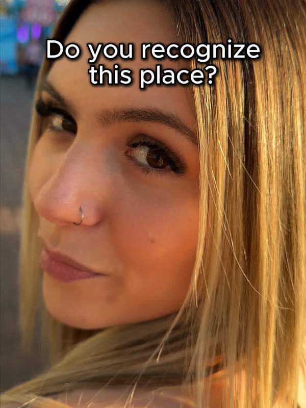 Heiße Blondine lutscht öffentlich