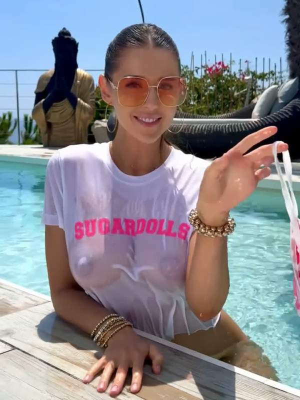 Brünette Sybil schwimmt im nassen T-Shirt