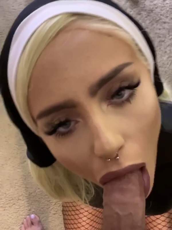 Blonde Nonne lutscht tief im Doggystyle