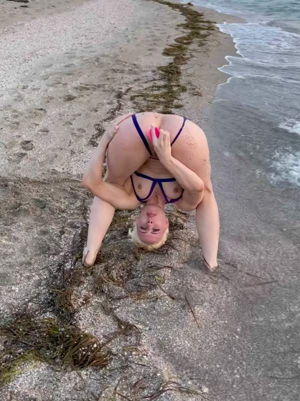 Blonde stellt sich auf den Kopf und lässt sich von einem Dildo im Arsch ficken.