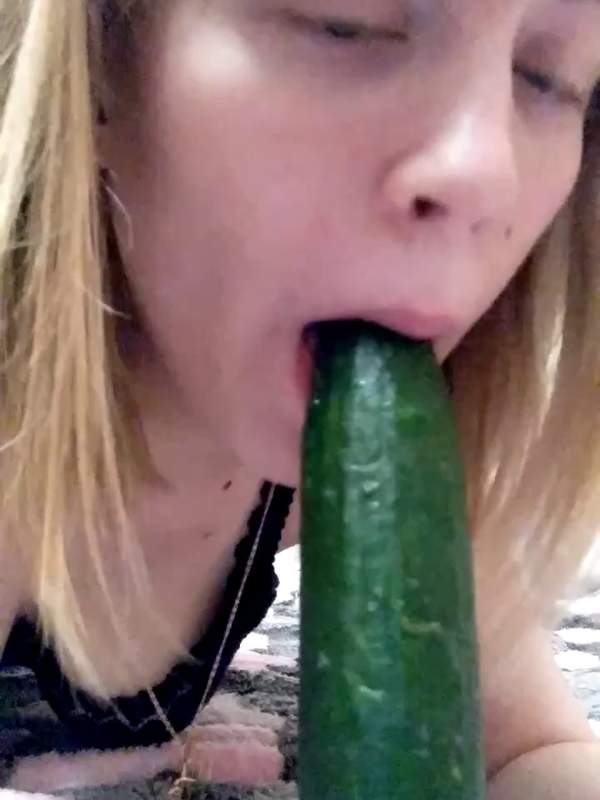 Blondine lutscht dildo auf Bett