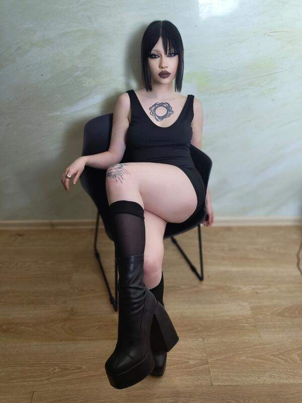 Junges Mädchen reitet Dildo umgekehrt