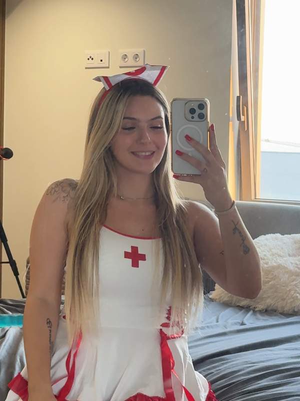 Heiße Blondine in Krankenschwester-Kostüm neckt