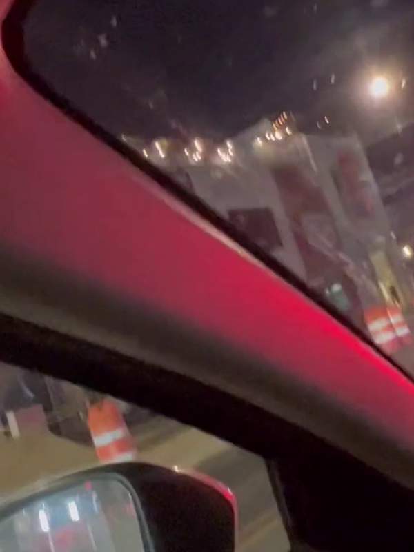Brünette Indianin fickt im Auto und bekommt Deepthroat