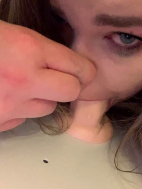 Ich deepthroate hier ein Dildo