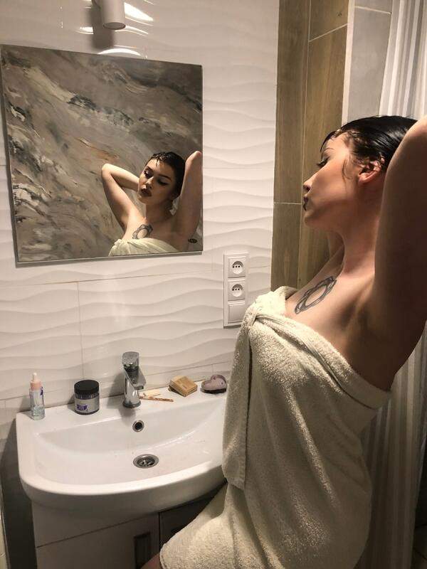 Junges asiatisches Mädchen masturbiert im Badezimmer