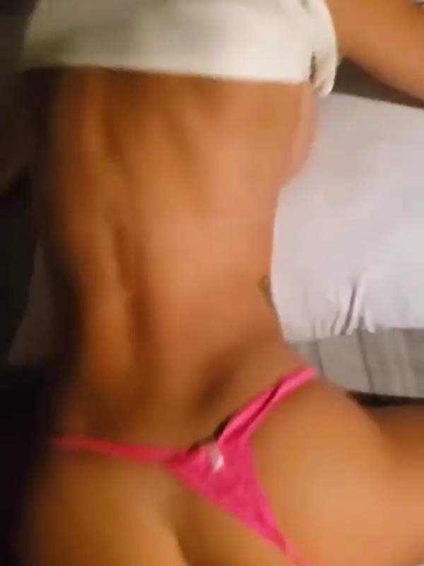 Teen in pink Bikini auf dem Bett