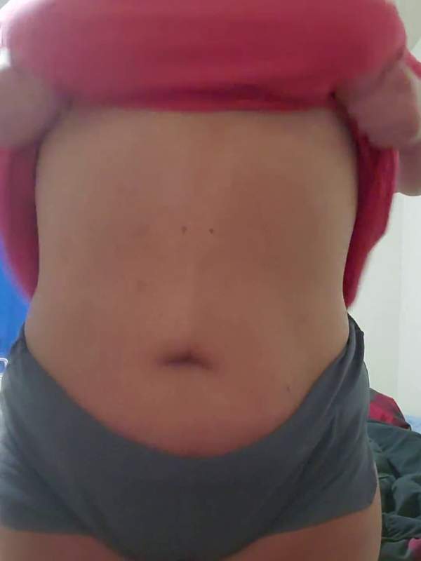 Mollige Frau zeigt gepiercte Titten im lacy Boudoir