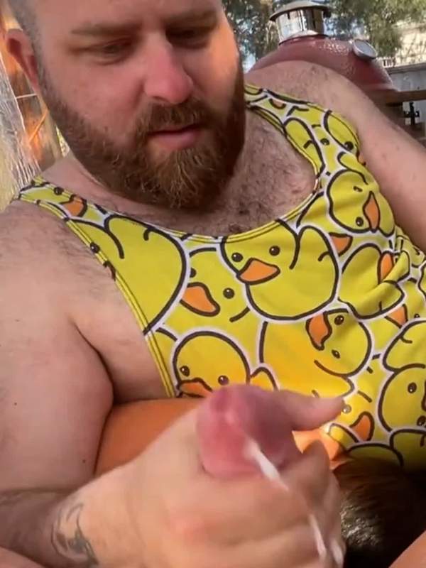 Behaarter Amateur mit Bart bekommt seinen haarigen Schwanz gefickt POV