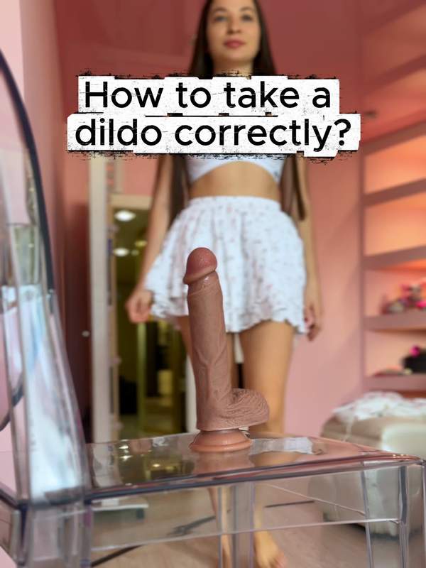 Brünette zeigt lustig Solo mit Dildo