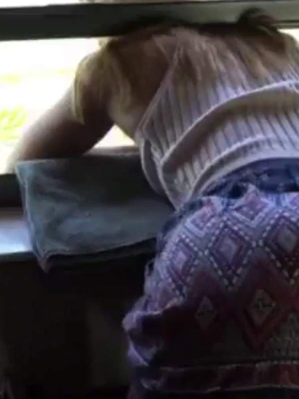 Blonde Teen fickt großen Schwanz am Busfenster